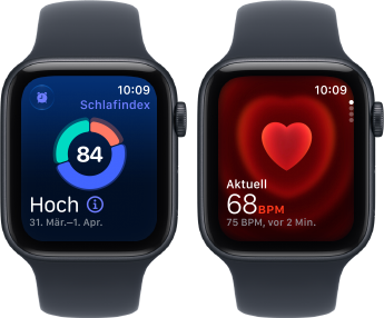 Zwei Apple Watch SE 3 Geräte, beide mit Aluminiumgehäuse, Farbe Mitternacht mit Sportarmband Navyblau, eines zeigt den Schlafindex, eines zeigt die Herzfrequenz App, rechte Seitenansicht, Digital Crown
